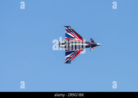 Das Royal Air Force Typhoon Display Team tritt am 24. Juni 2023 beim National Armed Forces Day in Falmouth für die Massen auf Stockfoto
