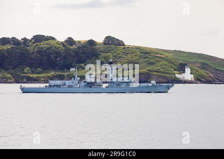 Royal Navy Typ 23 Fregatte HMS Richmond vorbei am St. Anthony's Lighthouse bei seiner Abfahrt von Falmouth nach dem Tag der Streitkräfte 2023 Stockfoto