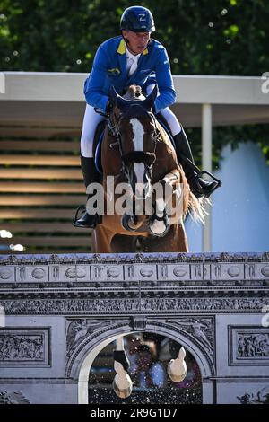 Christian AHLMANN aus Deutschland reitet Mandato van de Neerheide während des Longines Paris Eiffel Jumping 2023, Longines Global Champions Tour, Reitereignis am 24. Juni 2023 im Champ de Mars in Paris, Frankreich Stockfoto