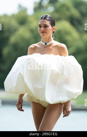 Paris, Frankreich. 26. Juni 2023. Kendall Jenner läuft am 26. Juni 2023 während der Jacquemus Fashion Show im Rahmen der Paris Fashion Week in Paris, Frankreich, über die Laufbahn. Foto: Aurore Marechal/ABACAPRESS.COM Kredit: Abaca Press/Alamy Live News Stockfoto