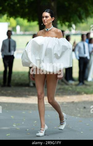 Paris, Frankreich. 26. Juni 2023. Kendall Jenner läuft am 26. Juni 2023 während der Jacquemus Fashion Show im Rahmen der Paris Fashion Week in Paris, Frankreich, über die Laufbahn. Foto: Aurore Marechal/ABACAPRESS.COM Kredit: Abaca Press/Alamy Live News Stockfoto