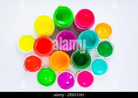 Gläser mit mehrfarbigen hellen Farben auf weißem Hintergrund für Nahaufnahmen. Stockfoto