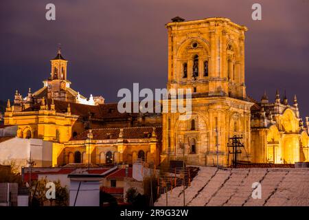 Granada, Spanien - 26. FEBRUAR 2022: Blick aus der Vogelperspektive auf die historische Stadt Granada, Spanien. Granada Kathedrale bei Nacht. Stockfoto