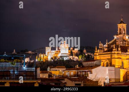 Granada, Spanien - 26. FEBRUAR 2022: Blick aus der Vogelperspektive auf die historische Stadt Granada, Spanien. Granada Kathedrale und Alhambra Palast bei Nacht. Stockfoto