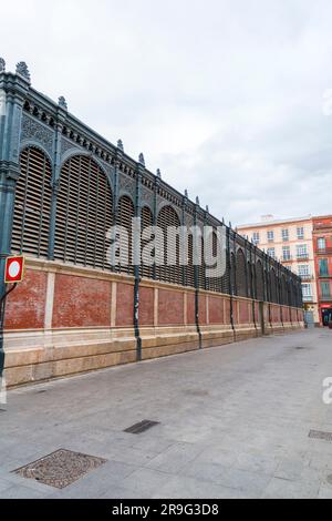 Malaga, Spanien - 27. FEBRUAR 2022: Außenansicht und dekorative Details vom Atarazanas Market, einer traditionellen Speisesaal in Malaga, Spanien. Stockfoto