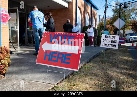 27. Oktober 2022 - Canton, Georgia, USA - die frühen Wähler stehen vor dem Wahlort in Canton, Georgia, einer kleinen Stadt im Norden Georgiens, in der die Wahlbeteiligung in der zweiten Woche der vorzeitigen Wahlen weiterhin einen Rekordwert erreichte. Georgien liegt weit über der 1-Millionen-Marke mit 1.017.732 Wählern, die ihre Stimme während der frühen Abstimmungen abgeben, und 124.508 erscheinen am Dienstag. Georgien hat seit dem ersten Tag der Frühwahl in diesem Jahr eine Rekordbeteiligung bei den Frühwahlen erreicht, die nach den Aufzeichnungen des Außenministers fast doppelt so hoch ist wie am ersten Tag der Frühwahlen im Jahr 2018. (Kreditbild: © Robin R. Stockfoto