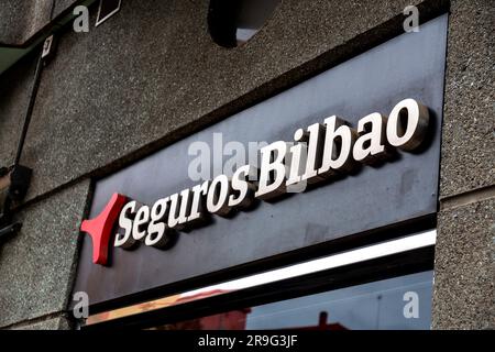 Granada, Spanien - 26. Februar 2022: Zeichen von Seguros Bilbao, einer spanischen Versicherungsgesellschaft, Zweigniederlassung in Granada, Spanien. Stockfoto