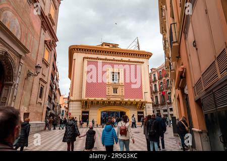 Granada, Spanien - 26. Februar 2022: Das ehemalige Kinogebäude von Aliatar in der Straße Recogidas in Granada, Spanien. Stockfoto