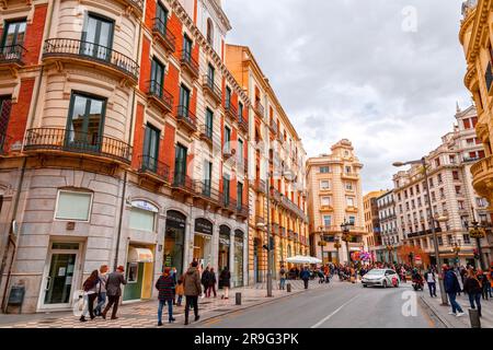 Granada, Spanien - 26. Februar 2022: Allgemeine Architektur und Blick auf die Hauptstraße von Reyes Catolicos in Granada, Spanien. Stockfoto