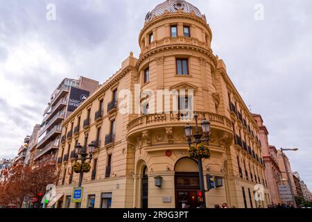 Granada, Spanien - 26. Februar 2022: Allgemeine Architektur und Blick auf die Hauptstraße von Reyes Catolicos in Granada, Spanien. Stockfoto