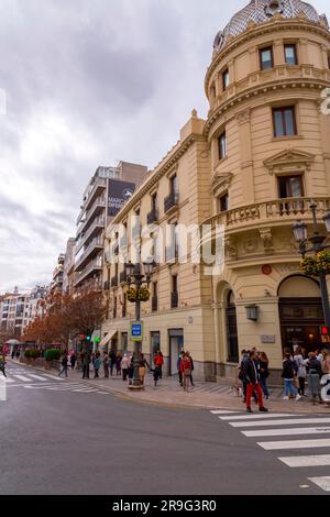 Granada, Spanien - 26. Februar 2022: Allgemeine Architektur und Blick auf die Hauptstraße von Reyes Catolicos in Granada, Spanien. Stockfoto