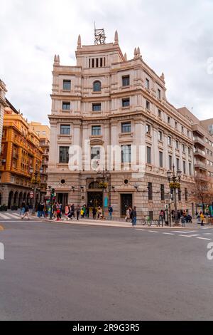 Granada, Spanien - 26. Februar 2022: Allgemeine Architektur und Blick auf die Hauptstraße von Reyes Catolicos in Granada, Spanien. Stockfoto