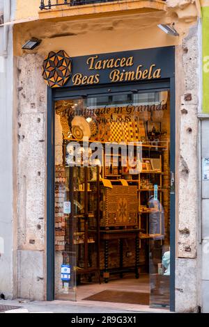 Granada, Spanien - 26. Februar 2022: Fassade von Taracea Beas Bimbela, Kunsthandwerksladen, der handgemachte touristische Souvenirs in Reyes Catolicos, Granada, verkauft Stockfoto