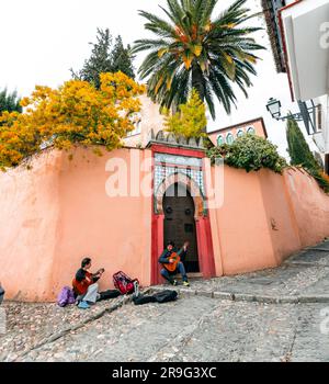Granada, Spanien - 26. Februar 2022: Junger Gitarrenspieler tritt in den Straßen von Granada, Spanien auf. Stockfoto