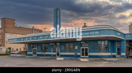 Der alte Greyhound-Busbahnhof in Jackson, TN, beherbergt nun Does Restaurant. Stockfoto