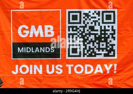 Orangefarbenes GMB Midlands Union Banner mit Logo und QR-Code auf dem Gay PRIDE Event Stockfoto