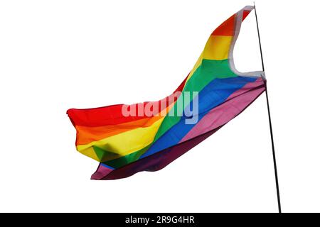 Isolierte ausgestanzte Rainbow-Fahne bei der Stoke on Trent Gay PRIDE Parade im hanley Park, staffordshire, weißer Hintergrund vom 2023. Juni Stockfoto