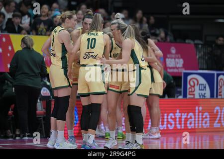 Sydney, Australien. 26. Juni 2023. Australien Basketballmannschaftsspieler, die während des FIBA Women's Asia Cup Division 2023 im Quay Centre ein Spiel zwischen Australien und den Philippinen gesehen wurden. Endergebnis: Australien 105:34 Philippinen. Kredit: SOPA Images Limited/Alamy Live News Stockfoto