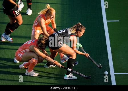 Amstelveen, Niederlande. 26. Juni 2023. AMSTELVEEN, NIEDERLANDE - JUNI 26: Margot van Geffen aus den Niederlanden und Marleen Jochems aus den Niederlanden fordern Anne Schroder aus Deutschland während des FIH Hockey Pro League Frauenspiels zwischen den Niederlanden und Deutschland im Wagener Stadion am 26. Juni 2023 in Amstelveen, Niederlande (Foto von Rene Nijhuis/BSR-Agentur). Kredit: BSR-Agentur/Alamy Live News Stockfoto