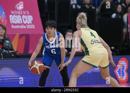Sydney, Australien. 26. Juni 2023. France Cabinbin (L) des philippinischen Frauen-Basketballteams in Aktion während des FIBA Women's Asia Cup Division 2023 Ein Spiel zwischen Australien und den Philippinen im Quay Centre. Endergebnis: Australien 105:34 Philippinen. Kredit: SOPA Images Limited/Alamy Live News Stockfoto