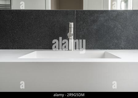 Frontales Bild eines modernen Waschbeckens mit klaren und geraden Linien in einem minimalistischen Stil Stockfoto