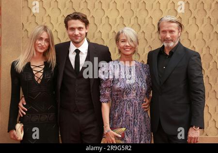 London, Großbritannien. 26. Juni 2023. Hanne Jacobsen und Mads Mikkelsen nehmen an der britischen Premiere „Indiana Jones and the Dial of Destiny“ am Cineworld Leicester Square in London Teil. Kredit: SOPA Images Limited/Alamy Live News Stockfoto