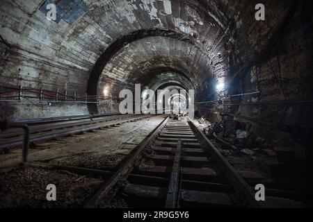 Runder unterirdischer U-Bahn-Tunnel mit Tubing. Stockfoto