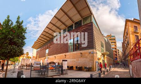 Granada, Spanien - 26. Februar 2022: Außenansicht des Zentralmarkts in der historischen Stadt Granada in der Autonomen Region Andalusien, Spanien. Stockfoto