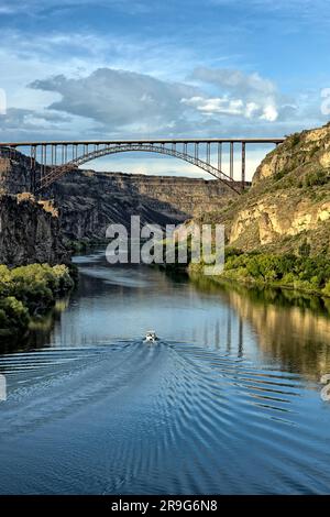 Eine Bootsfahrt auf dem SNAME River nähert sich der Perine Bridge in Twin Falls, Idaho. Stockfoto