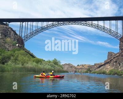 Eine Urlaubsfamilie ist auf dem Snake River in der Nähe der Perrine Bridge in Twin Falls, Idaho, mit dem Kajak unterwegs. Stockfoto