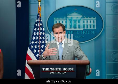 John Kirby, Koordinator des Nationalen Sicherheitsrats für strategische Kommunikation, bietet Reportern während einer Pressekonferenz im Weißen Haus am Montag, den 26. Juni 2023 in Washington, DC, Bemerkungen und Feldfragen an. Kredit: Rod Lamkey/CNP Stockfoto