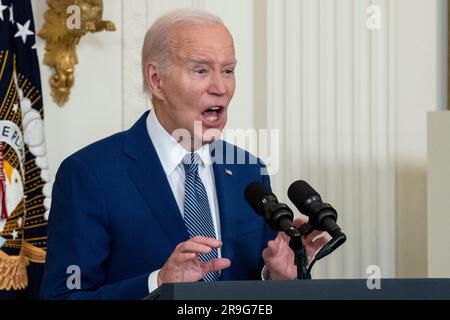 Washington, Vereinigte Staaten. 26. Juni 2023. US-Präsident Joe Biden spricht am Montag, den 26. Juni 2023, zur Ankündigung der Hochgeschwindigkeits-Internetinfrastruktur in Administrations im East Room des Weißen Hauses in Washington, DC. Kredit: Ken Cedeno/Pool über CNP/dpa/Alamy Live News Stockfoto