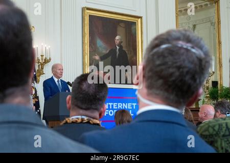 Washington, Vereinigte Staaten. 26. Juni 2023. US-Präsident Joe Biden spricht am Montag, den 26. Juni 2023, zur Ankündigung der Hochgeschwindigkeits-Internetinfrastruktur in Administrations im East Room des Weißen Hauses in Washington, DC. Kredit: Ken Cedeno/Pool über CNP/dpa/Alamy Live News Stockfoto