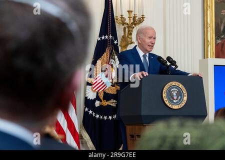 Washington, Vereinigte Staaten. 26. Juni 2023. US-Präsident Joe Biden spricht am Montag, den 26. Juni 2023, zur Ankündigung der Hochgeschwindigkeits-Internetinfrastruktur in Administrations im East Room des Weißen Hauses in Washington, DC. Kredit: Ken Cedeno/Pool über CNP/dpa/Alamy Live News Stockfoto