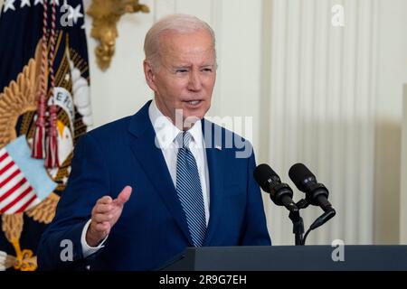 Washington, Vereinigte Staaten. 26. Juni 2023. US-Präsident Joe Biden spricht am Montag, den 26. Juni 2023, zur Ankündigung der Hochgeschwindigkeits-Internetinfrastruktur in Administrations im East Room des Weißen Hauses in Washington, DC. Kredit: Ken Cedeno/Pool über CNP/dpa/Alamy Live News Stockfoto