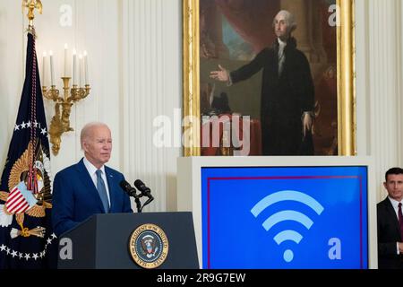 Washington, Vereinigte Staaten. 26. Juni 2023. US-Präsident Joe Biden spricht am Montag, den 26. Juni 2023, zur Ankündigung der Hochgeschwindigkeits-Internetinfrastruktur in Administrations im East Room des Weißen Hauses in Washington, DC. Kredit: Ken Cedeno/Pool über CNP/dpa/Alamy Live News Stockfoto