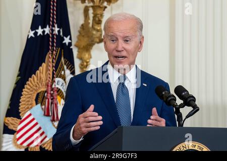 Washington, Vereinigte Staaten. 26. Juni 2023. US-Präsident Joe Biden spricht am Montag, den 26. Juni 2023, zur Ankündigung der Hochgeschwindigkeits-Internetinfrastruktur in Administrations im East Room des Weißen Hauses in Washington, DC. Kredit: Ken Cedeno/Pool über CNP/dpa/Alamy Live News Stockfoto