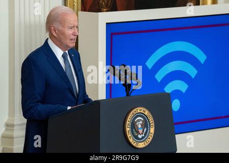 Washington, Vereinigte Staaten. 26. Juni 2023. US-Präsident Joe Biden spricht am Montag, den 26. Juni 2023, zur Ankündigung der Hochgeschwindigkeits-Internetinfrastruktur in Administrations im East Room des Weißen Hauses in Washington, DC. Kredit: Ken Cedeno/Pool über CNP/dpa/Alamy Live News Stockfoto