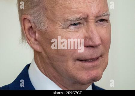 Washington, Vereinigte Staaten. 26. Juni 2023. US-Präsident Joe Biden spricht am Montag, den 26. Juni 2023, zur Ankündigung der Hochgeschwindigkeits-Internetinfrastruktur in Administrations im East Room des Weißen Hauses in Washington, DC. Kredit: Ken Cedeno/Pool über CNP/dpa/Alamy Live News Stockfoto