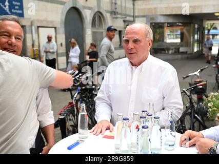 München, Deutschland. 26. Juni 2023. Uli Hoeneß zeigt sein Gesicht auf der Premiere des Films „Gute Freunde - der Aufstieg des FC Bayern“ im Rahmen des Münchner Filmfestivals im Gloria Palast. Kredit: Felix Hörhager/dpa/Alamy Live News Stockfoto