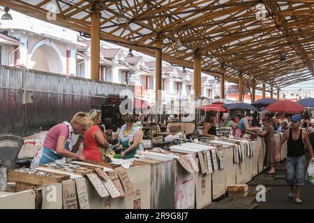 Foto von Frauen, die Fisch auf dem Privoz-Markt in Odessa in der Ukraine verkaufen. Der Pryvoz-Markt ist der größte Markt von Odessa und einer der größten Stockfoto