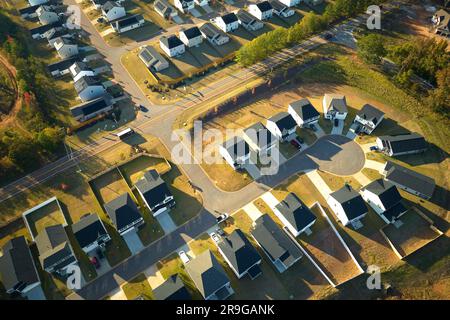 Blick aus der Vogelperspektive auf die Sackgasse der Nachbarschaft mit Häusern im Wohngebiet von South Carolina. Immobilienentwicklung der Familie Stockfoto