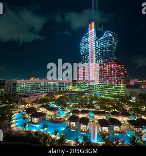 Blick aus der Vogelperspektive auf das gitarrenförmige Seminole Hard Rock Hotel and Casino in Hollywood, Florida Stockfoto