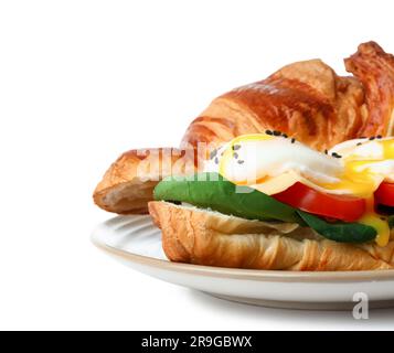 Teller mit leckeren Eiern Benedict, isoliert auf weißem Hintergrund, Nahaufnahme Stockfoto