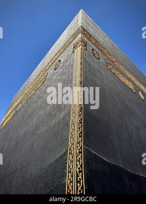 Arabische kalligraphische Inschriften und islamische Kunstdekoration am Al-Kaaba-Vorhang in der Al-Haram-Moschee - Mekka Saudi-Arabien - Hajj und umra Stockfoto