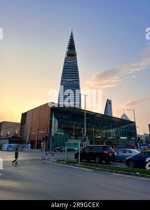 Riyadh , Saudi-Arabien März 11 2023: Innenstadt - Al Faysalyah Tower - Straßenverkehr Stockfoto