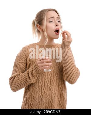 Junge Frau mit Tablette zur Herstellung einer Lösung zum Einnehmen und Glas Wasser auf weißem Hintergrund Stockfoto