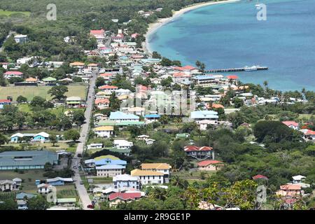 Blick von Belair, Carriacou, einer der Inseln vor der Küste von Grenada. Auf diesem Foto können Sie die Stadt Hillsborough und den Ozean sehen. Stockfoto