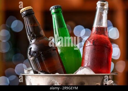 Eimer mit Flaschen kaltes Bier in der Bar, Nahaufnahme Stockfoto