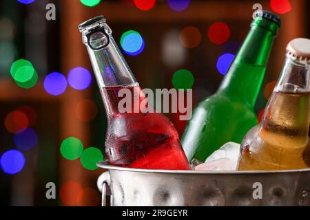 Eimer mit Flaschen kaltes Bier in der Bar, Nahaufnahme Stockfoto